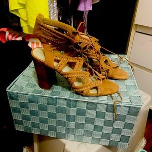 Leather cut out heeled sandals, w/ silver stud detail and laces